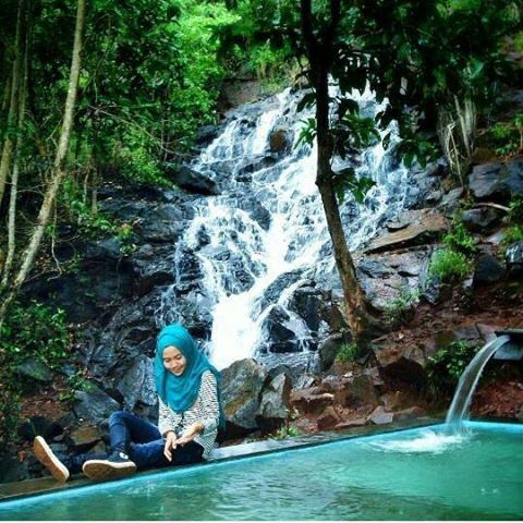 di Mandiangin Tahura Sultan Adam kita bisa menikmati derasnya air terjun sambil bermain air dikolam