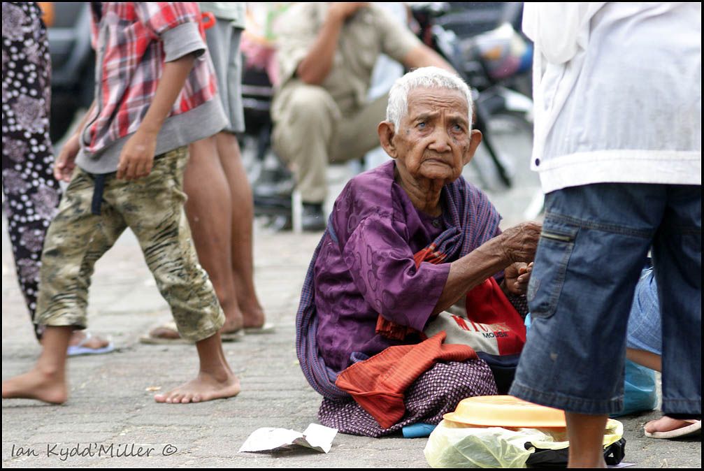 IMAGE: http://i1303.photobucket.com/albums/ag152/FusionAsia/On%20the%20STREET/CRW_9023_zpse50af1fe.jpg