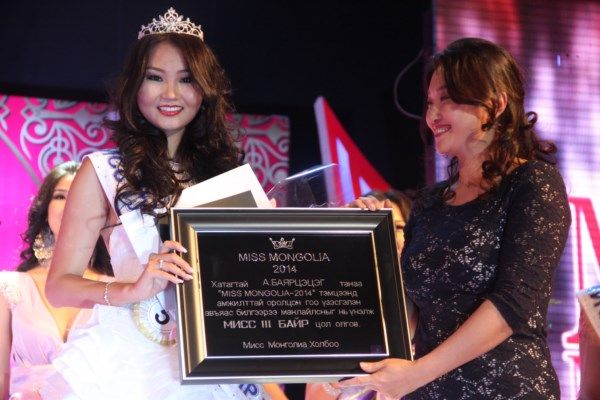  photo Missmongolia2014gala27_zpse4b81300.jpg