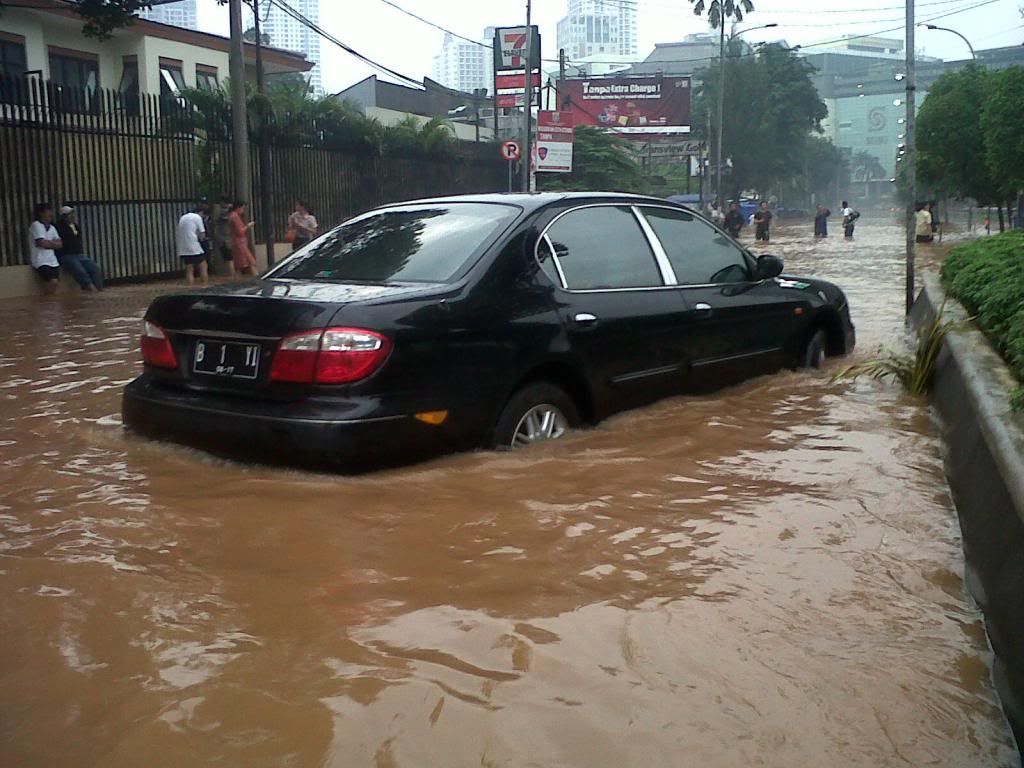 Mobil Mobil Pemberani Di Tengah Banjir HI Page 3