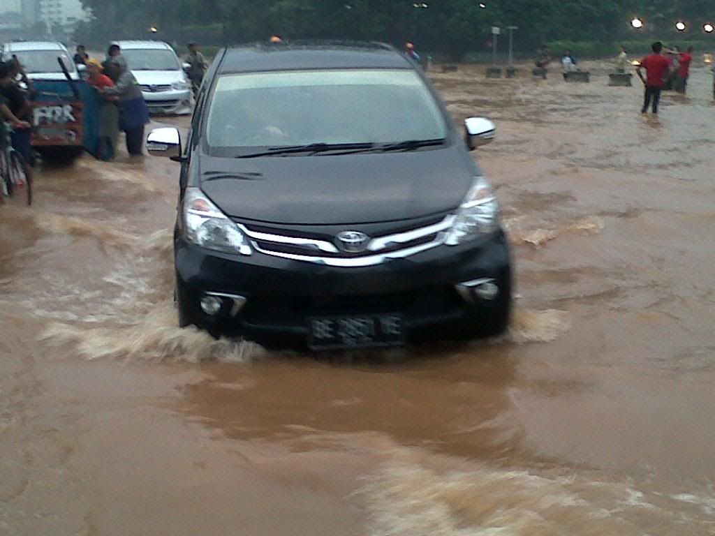 Mobil Mobil Pemberani Di Tengah Banjir HI Page 3
